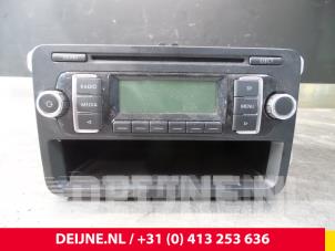 Używane Radio Volkswagen Caddy Cena € 60,50 Z VAT oferowane przez van Deijne Onderdelen Uden B.V.
