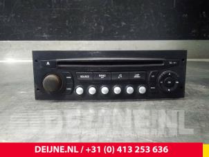 Usagé Radio Fiat Scudo (270) 2.0 D Multijet Prix € 54,45 Prix TTC proposé par van Deijne Onderdelen Uden B.V.
