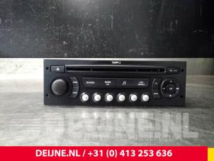 Używane Radio Citroen Berlingo Multispace Cena € 48,40 Z VAT oferowane przez van Deijne Onderdelen Uden B.V.