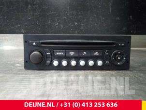 Używane Radio Peugeot Expert Tepee (G9) 2.0 HDi 140 16V Cena € 54,45 Z VAT oferowane przez van Deijne Onderdelen Uden B.V.