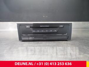 Usados Cambiador de CD Audi A4 Avant (B8) 2.0 TDI 16V Precio € 150,00 Norma de margen ofrecido por van Deijne Onderdelen Uden B.V.