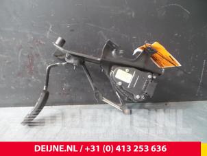 Used Accelerator pedal Renault Trafic Price € 42,35 Inclusive VAT offered by van Deijne Onderdelen Uden B.V.