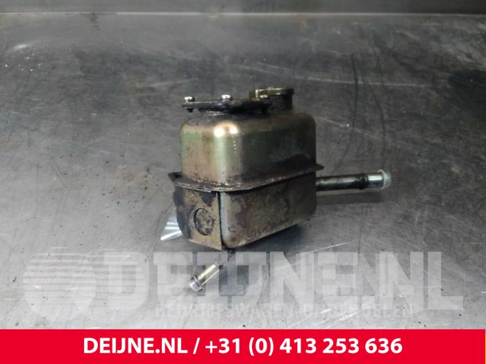 Begagnade Styrservotank Mitsubishi Canter 3.6 TD Pris € 60,50 Inklusive moms erbjuds av van Deijne Onderdelen Uden B.V.