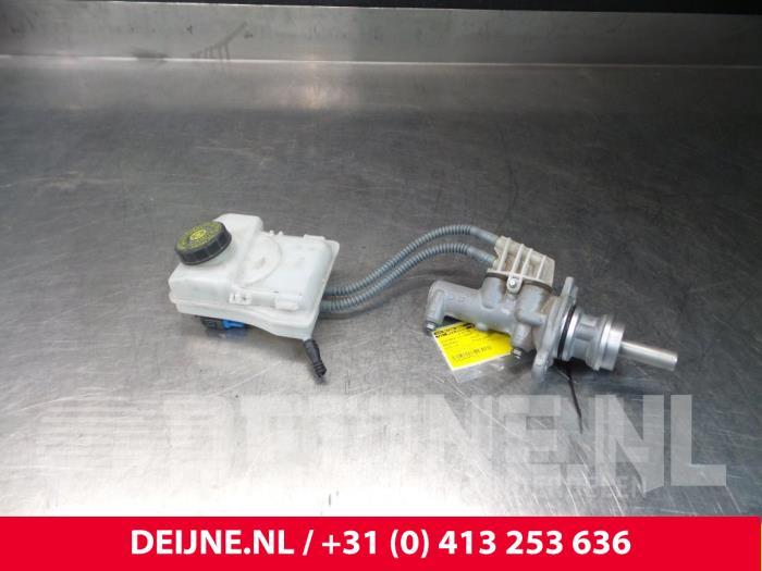 Master cylinder from a Mercedes-Benz Vito (447.6) 2.2 114 CDI 16V 2015