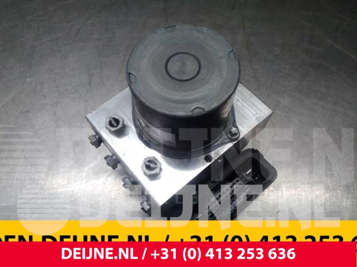 Używane Pompa ABS Mercedes Sprinter 3,5t (907.6/910.6) 311 CDI 2.1 D FWD Cena € 235,95 Z VAT oferowane przez van Deijne Onderdelen Uden B.V.
