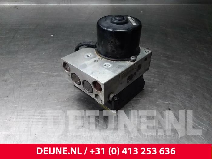Używane Pompa ABS Renault Master Cena € 30,25 Z VAT oferowane przez van Deijne Onderdelen Uden B.V.
