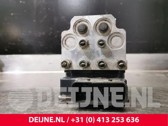 Używane Pompa ABS Renault Master Cena € 169,40 Z VAT oferowane przez van Deijne Onderdelen Uden B.V.