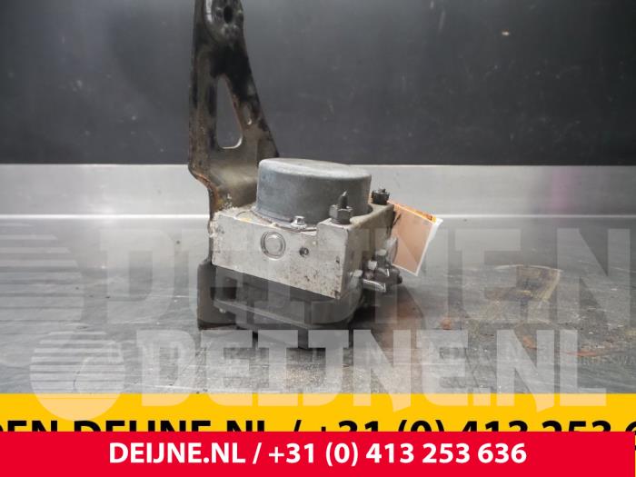Używane Pompa ABS Renault Kangoo Cena € 48,40 Z VAT oferowane przez van Deijne Onderdelen Uden B.V.