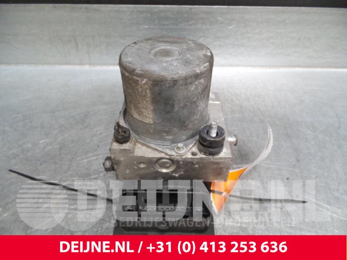 Usagé Pompe ABS Renault Master Prix € 72,60 Prix TTC proposé par van Deijne Onderdelen Uden B.V.