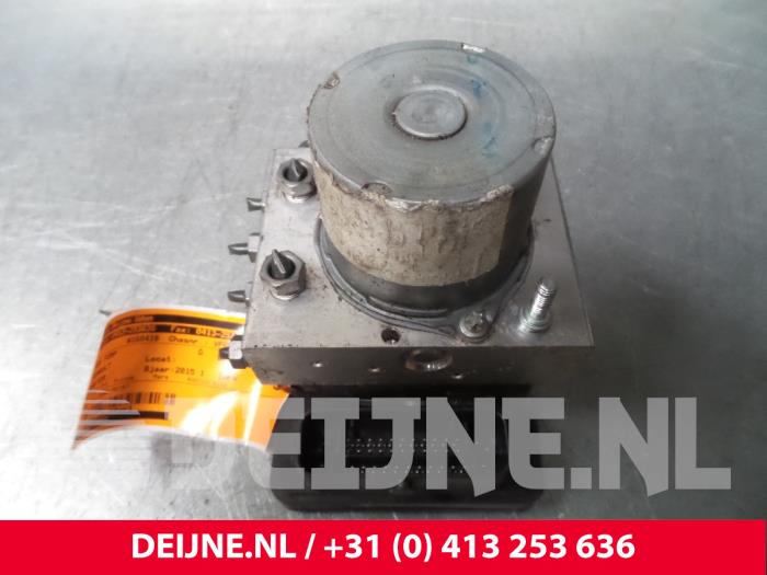 Używane Pompa ABS Renault Master IV 2.3 dCi 135 16V Cena € 114,95 Z VAT oferowane przez van Deijne Onderdelen Uden B.V.