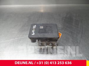 Używane Pompa ABS Renault Trafic New (FL) Cena € 151,25 Z VAT oferowane przez van Deijne Onderdelen Uden B.V.