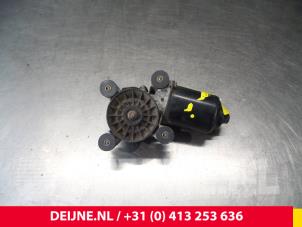 Usados Motor limpiaparabrisas delante Toyota Hiace Precio € 42,35 IVA incluido ofrecido por van Deijne Onderdelen Uden B.V.