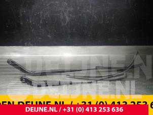 Używane Ramie wycieraczki przedniej Mercedes Vito (447.6) 1.6 109 CDI 16V Cena € 36,30 Z VAT oferowane przez van Deijne Onderdelen Uden B.V.