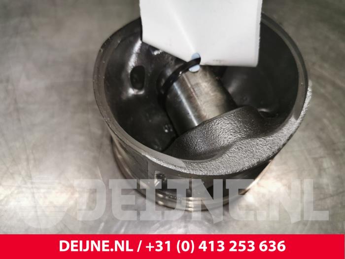 Usados Pistón Ford Transit Precio € 84,70 IVA incluido ofrecido por van Deijne Onderdelen Uden B.V.