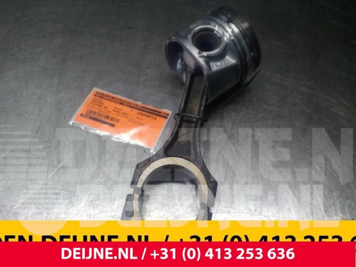 Begagnade Kolv Mercedes B-Klasse Pris € 145,20 Inklusive moms erbjuds av van Deijne Onderdelen Uden B.V.