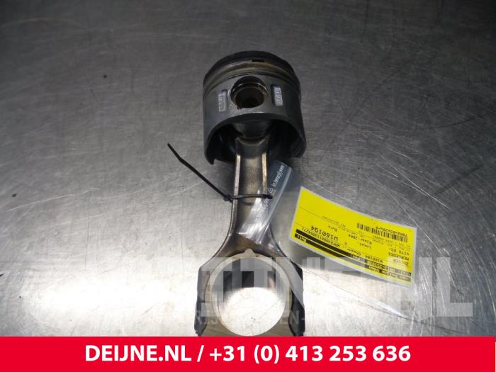 Usados Pistón Mercedes Vito Precio € 60,50 IVA incluido ofrecido por van Deijne Onderdelen Uden B.V.