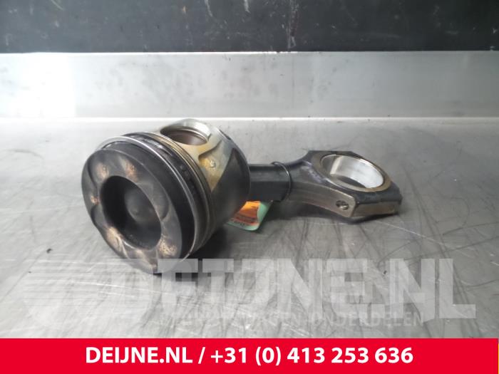 Usagé Piston Mercedes Sprinter Prix € 60,50 Prix TTC proposé par van Deijne Onderdelen Uden B.V.