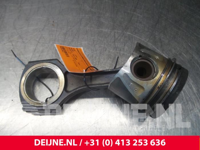 Usagé Piston Mercedes Sprinter Prix € 60,50 Prix TTC proposé par van Deijne Onderdelen Uden B.V.