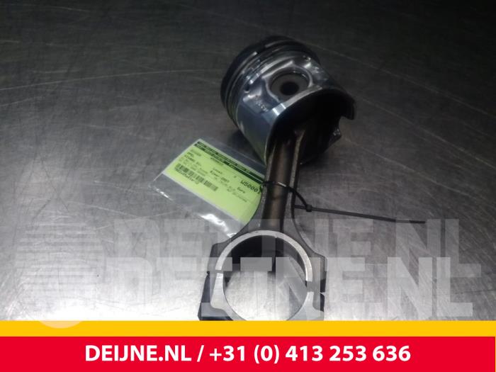 Usagé Piston Opel Vivaro Prix € 60,50 Prix TTC proposé par van Deijne Onderdelen Uden B.V.
