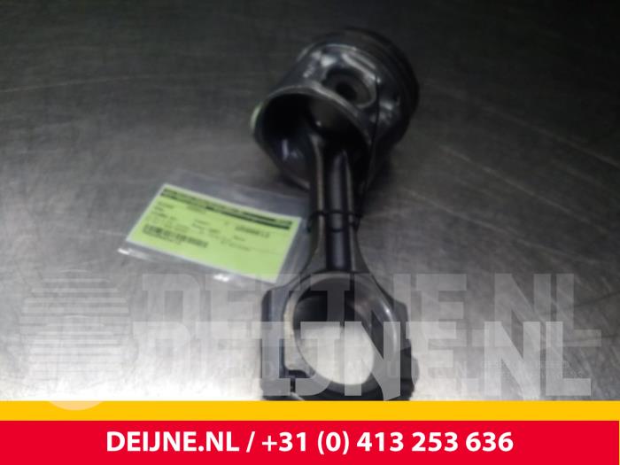 Usagé Piston Opel Vivaro Prix € 60,50 Prix TTC proposé par van Deijne Onderdelen Uden B.V.