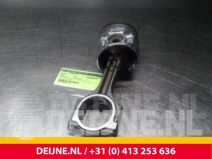 Usagé Piston Opel Vivaro Prix € 60,50 Prix TTC proposé par van Deijne Onderdelen Uden B.V.