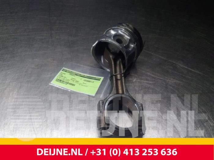 Usagé Piston Opel Vivaro Prix € 60,50 Prix TTC proposé par van Deijne Onderdelen Uden B.V.