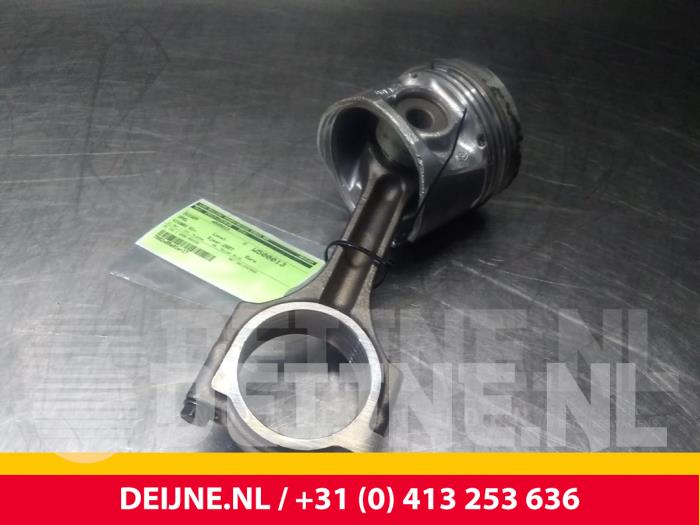 Usagé Piston Opel Vivaro Prix € 60,50 Prix TTC proposé par van Deijne Onderdelen Uden B.V.