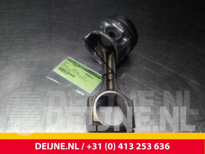 Usagé Piston Opel Vivaro Prix € 60,50 Prix TTC proposé par van Deijne Onderdelen Uden B.V.
