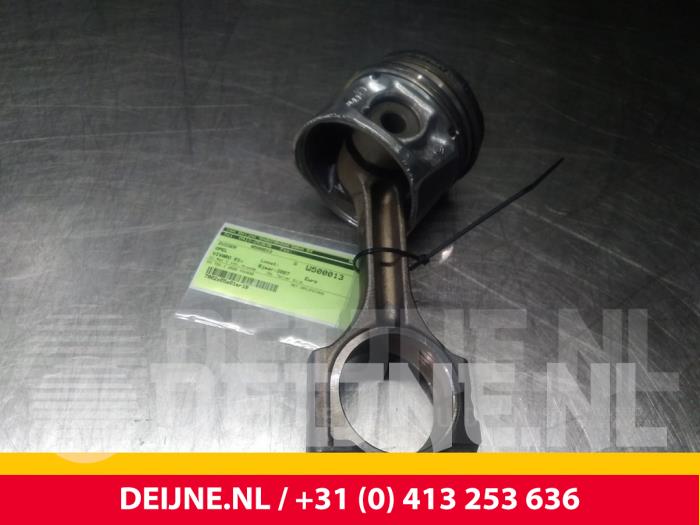 Usagé Piston Opel Vivaro Prix € 60,50 Prix TTC proposé par van Deijne Onderdelen Uden B.V.