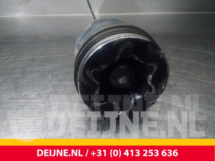 Usagé Piston Opel Vivaro Prix € 60,50 Prix TTC proposé par van Deijne Onderdelen Uden B.V.