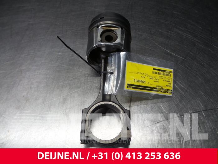 Usagé Piston Opel Vivaro Prix € 60,50 Prix TTC proposé par van Deijne Onderdelen Uden B.V.