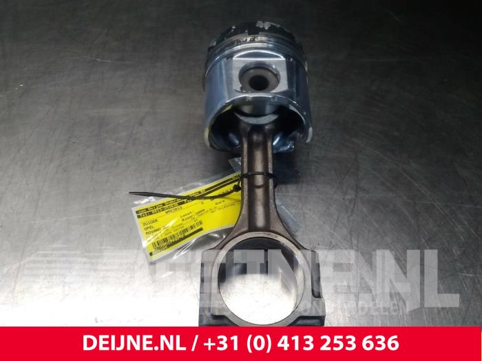 Używane Tlok Opel Movano Cena € 60,50 Z VAT oferowane przez van Deijne Onderdelen Uden B.V.