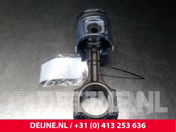 Używane Tlok Opel Movano Cena € 60,50 Z VAT oferowane przez van Deijne Onderdelen Uden B.V.