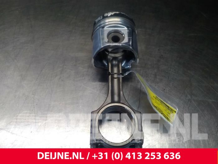 Używane Tlok Opel Movano Cena € 60,50 Z VAT oferowane przez van Deijne Onderdelen Uden B.V.