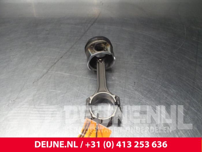 Usagé Piston Opel Combo Prix € 60,50 Prix TTC proposé par van Deijne Onderdelen Uden B.V.