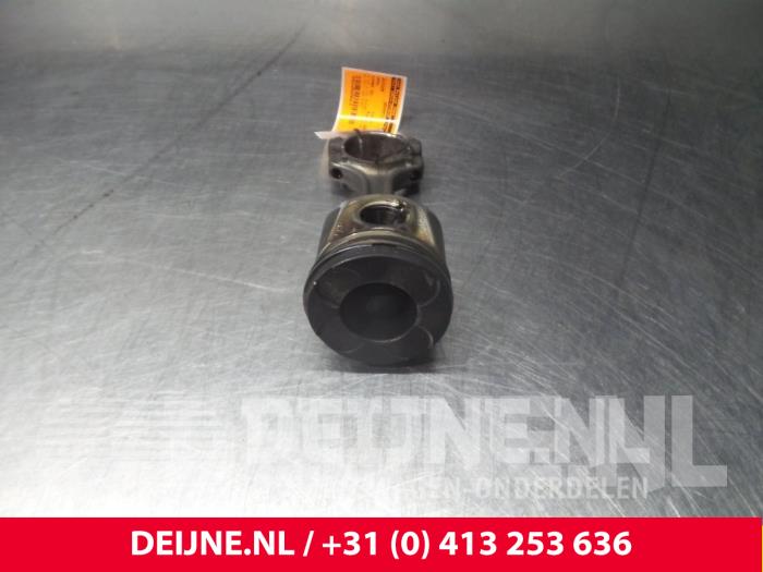 Usagé Piston Opel Combo Prix € 60,50 Prix TTC proposé par van Deijne Onderdelen Uden B.V.