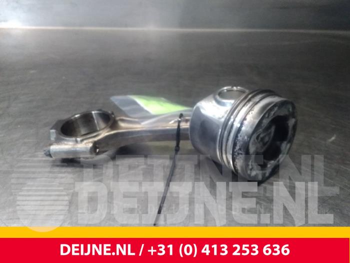Kolben van een Volkswagen Caddy III (2KA,2KH,2CA,2CH) 1.6 TDI 16V 2011