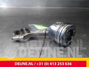Kolben van een Volkswagen Caddy III (2KA,2KH,2CA,2CH) 1.6 TDI 16V 2011