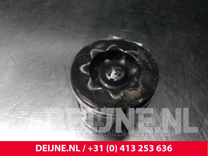 Usados Pistón Hyundai H300 Precio € 60,50 IVA incluido ofrecido por van Deijne Onderdelen Uden B.V.