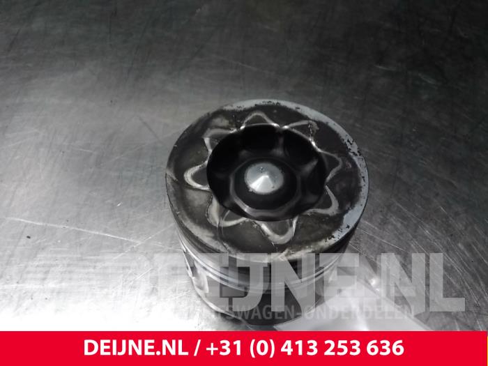 Usados Pistón Hyundai H300 Precio € 60,50 IVA incluido ofrecido por van Deijne Onderdelen Uden B.V.
