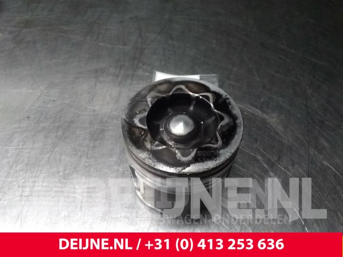 Usados Pistón Hyundai H300 Precio € 60,50 IVA incluido ofrecido por van Deijne Onderdelen Uden B.V.