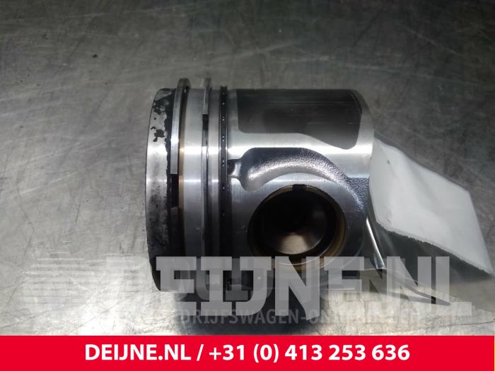Usados Pistón Hyundai H300 Precio € 60,50 IVA incluido ofrecido por van Deijne Onderdelen Uden B.V.