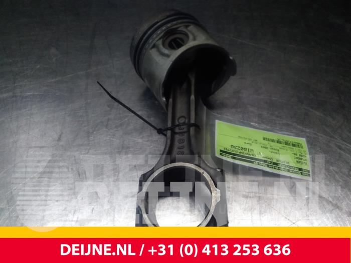 Usados Pistón Hyundai H200 Precio € 60,50 IVA incluido ofrecido por van Deijne Onderdelen Uden B.V.