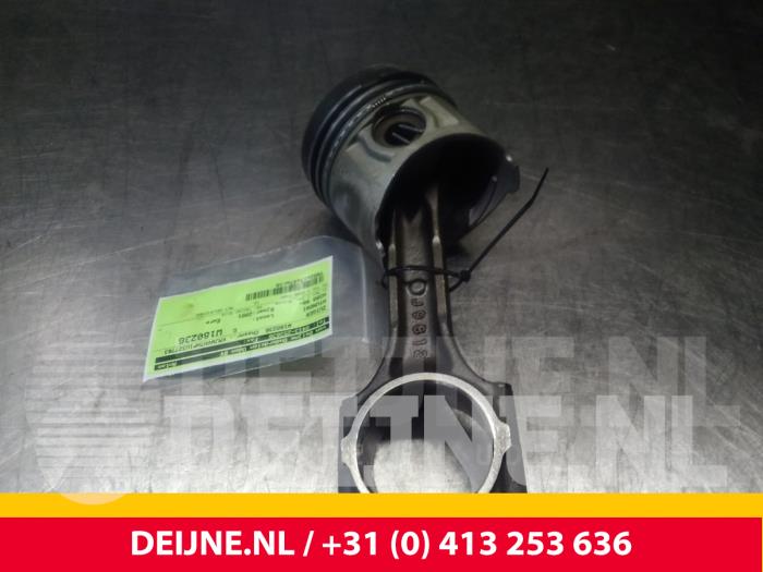 Usados Pistón Hyundai H200 Precio € 60,50 IVA incluido ofrecido por van Deijne Onderdelen Uden B.V.