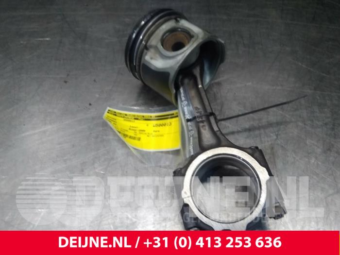 Usados Pistón Hyundai H200 Precio € 60,50 IVA incluido ofrecido por van Deijne Onderdelen Uden B.V.