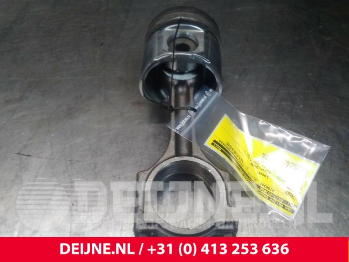 Usagé Piston Nissan Interstar Prix € 60,50 Prix TTC proposé par van Deijne Onderdelen Uden B.V.