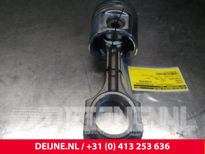 Używane Tlok Nissan Interstar Cena € 60,50 Z VAT oferowane przez van Deijne Onderdelen Uden B.V.