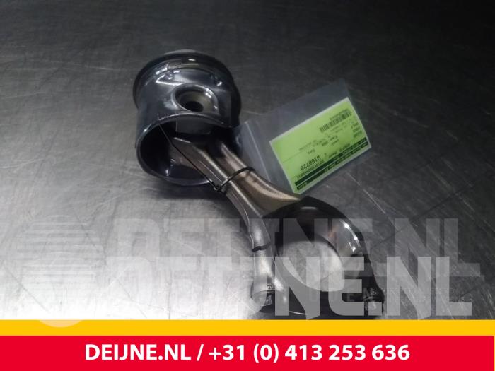 Usagé Piston Iveco New Daily III 29L10 Prix € 84,70 Prix TTC proposé par van Deijne Onderdelen Uden B.V.
