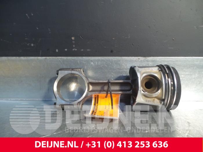 Usagé Piston Renault Laguna Prix € 50,00 Règlement à la marge proposé par van Deijne Onderdelen Uden B.V.