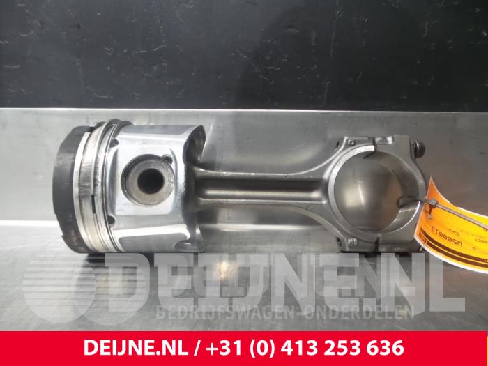 Usagé Piston Renault Master Prix € 60,50 Prix TTC proposé par van Deijne Onderdelen Uden B.V.